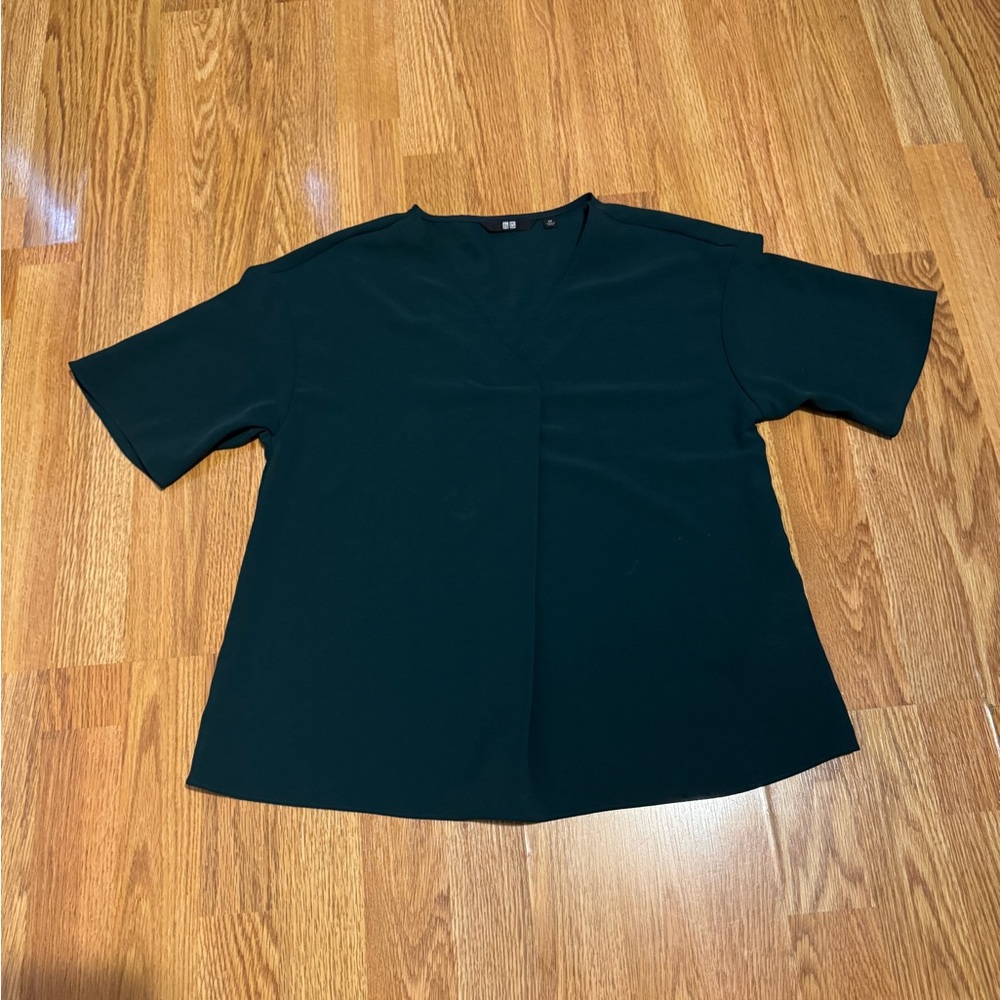 Uniqlo dark Green v neck Boxy Short blouse with overlap design in the middle